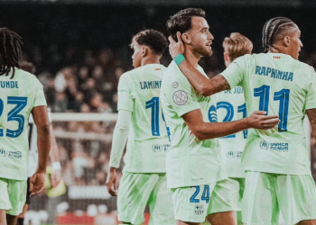 Barcelona thrashes Valencia to reach semi-finals