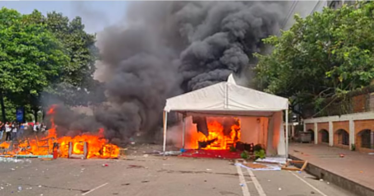 জাতীয় সংসদ ভবনে উত্তেজনা জুলাই যোদ্ধাদের সরিয়ে দিল পুলিশ বিক্ষোভে ভাঙচুর ও আগুন | Spostobadi Tension at National Parliament Police Remove July Fighters Protests Erupt with Vandalism and Fires