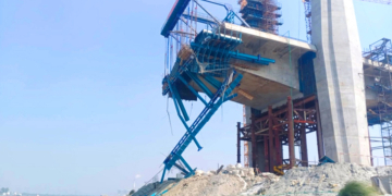 নির্মাণাধীন সেতুর শার্টার ভেঙে চিত্র: